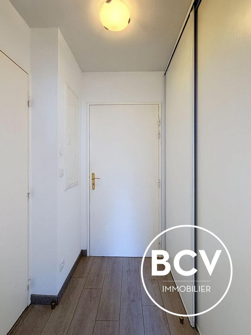 Studio rénové proche centre-ville avec balcon