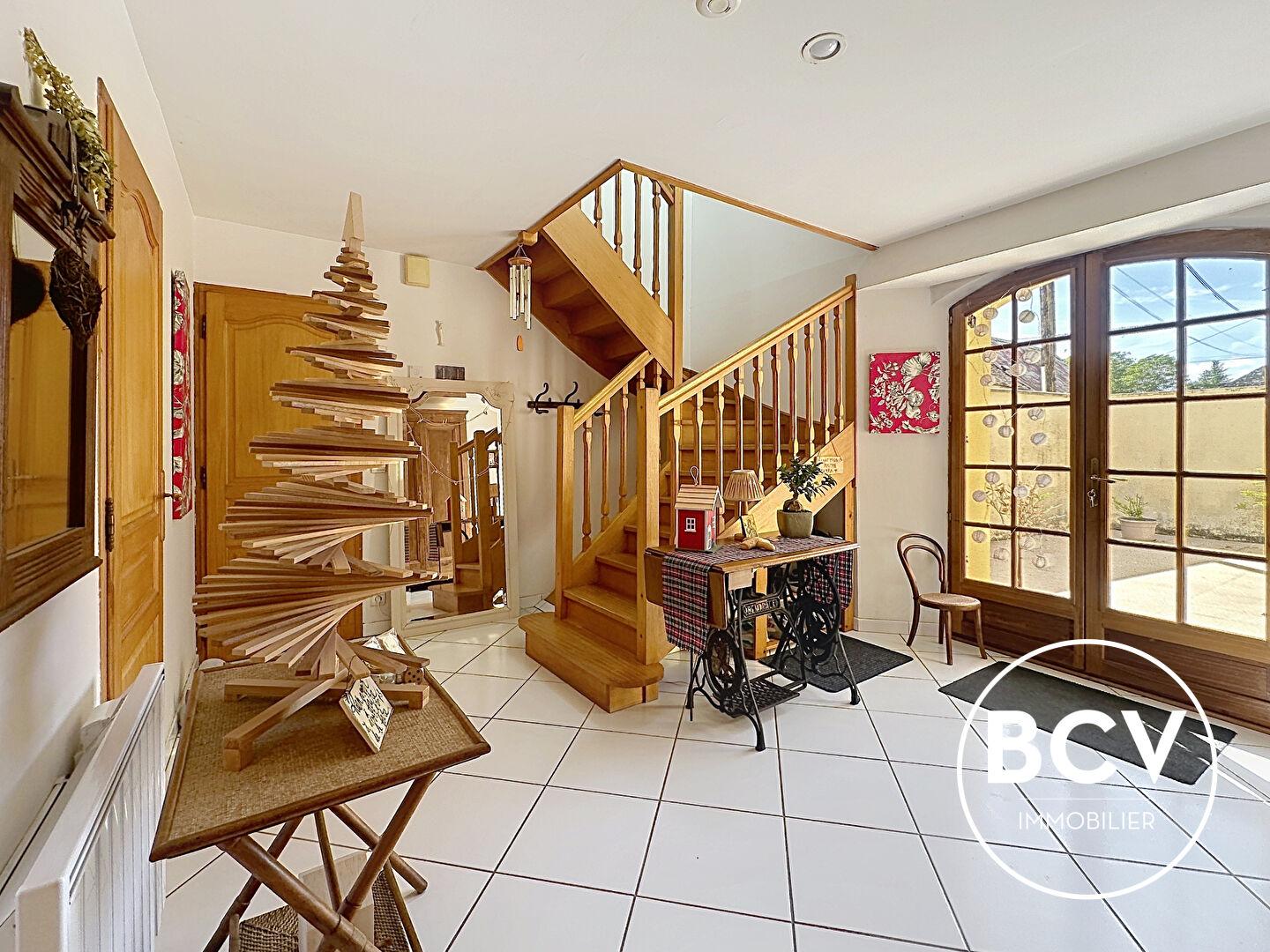Maison T6 de 222 m² avec séjour double et grange sur terrain de 1989 m²