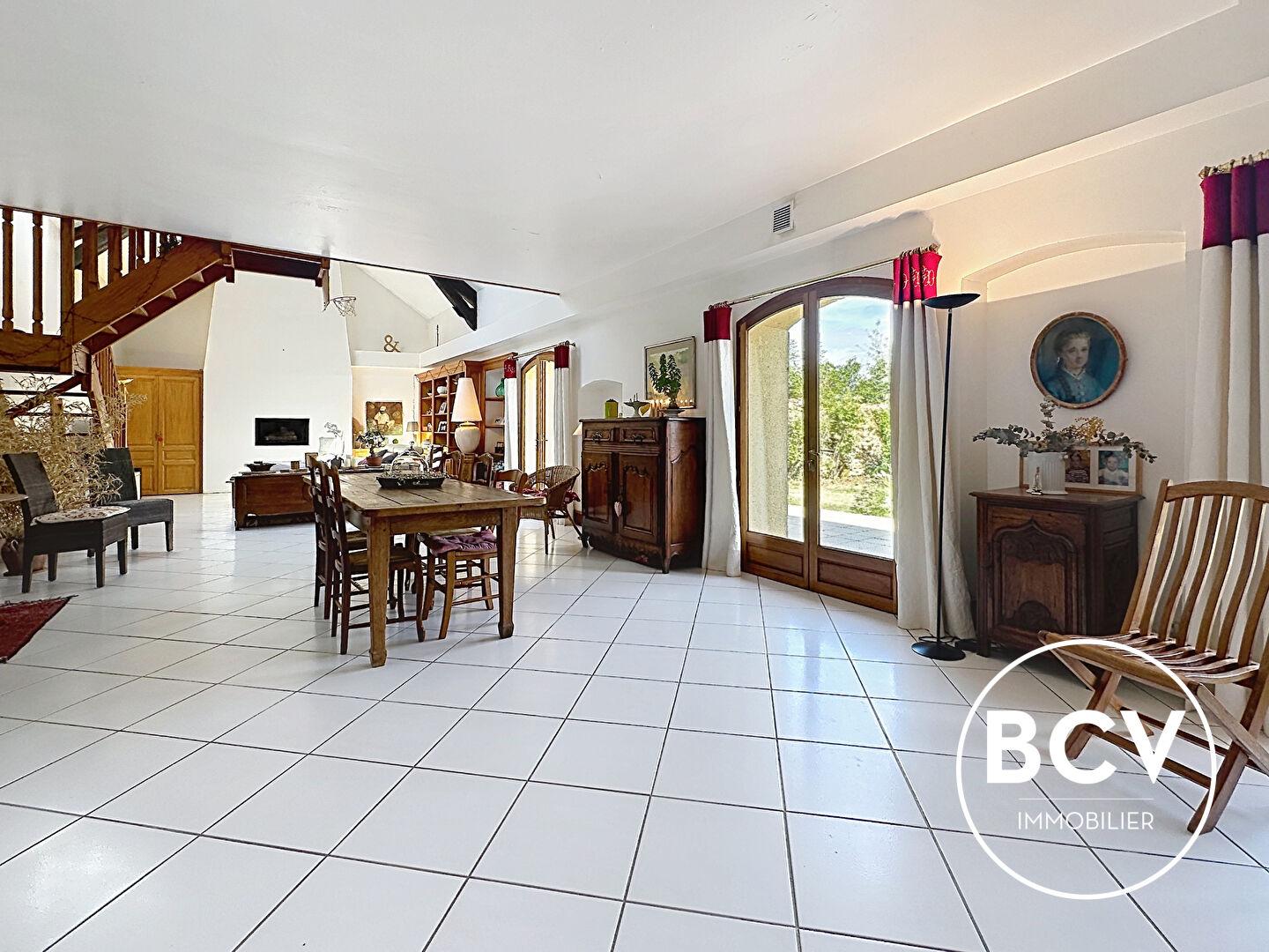 Maison T6 de 222 m² avec séjour double et grange sur terrain de 1989 m²