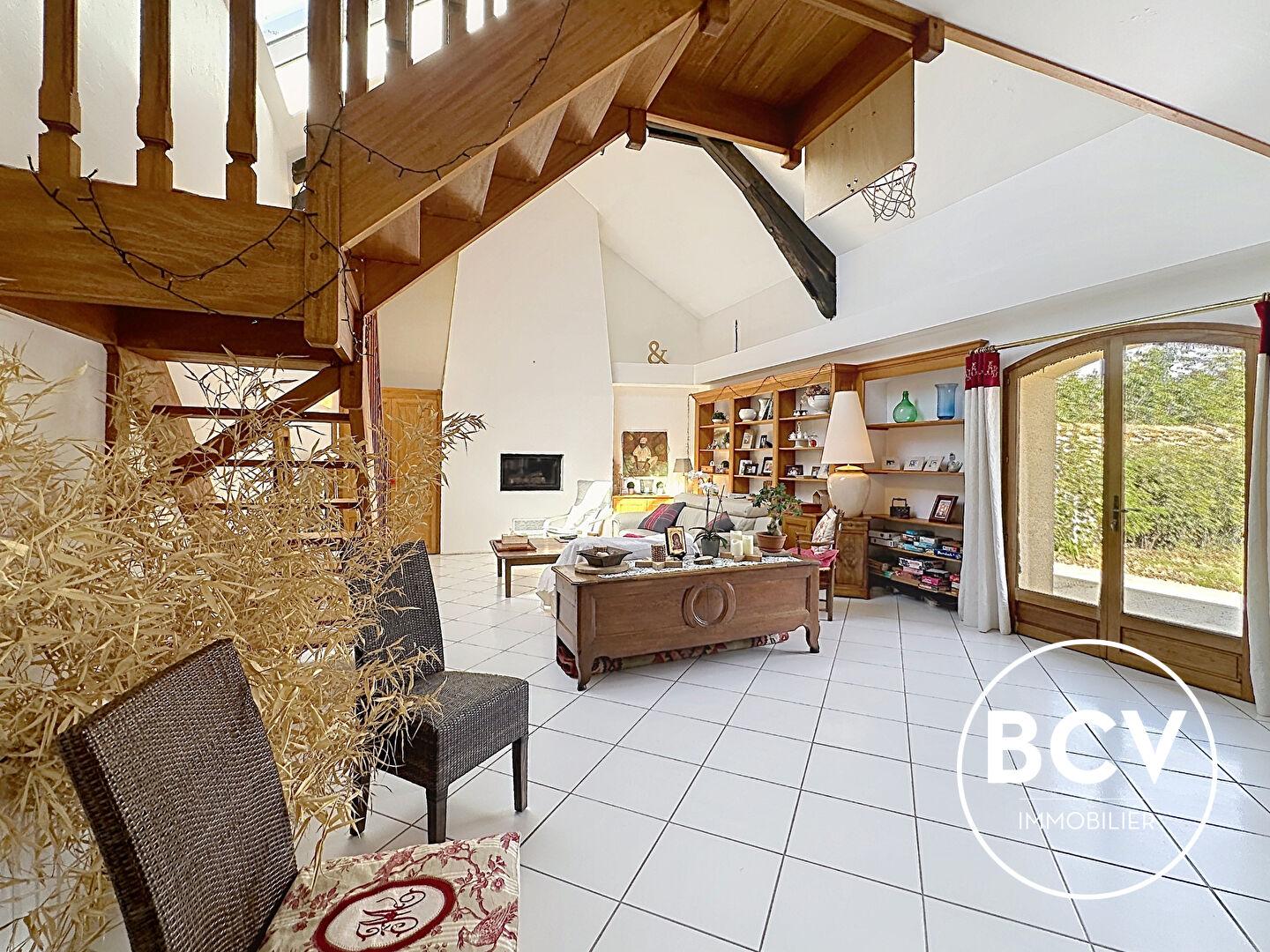 Maison T6 de 222 m² avec séjour double et grange sur terrain de 1989 m²
