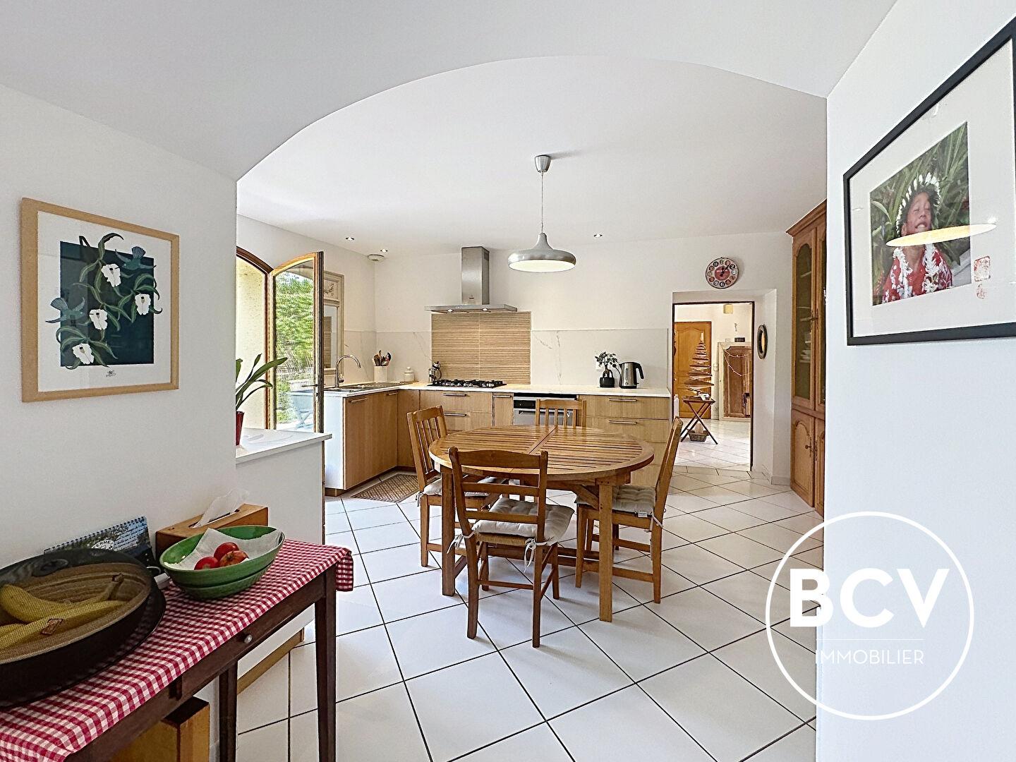 Maison T6 de 222 m² avec séjour double et grange sur terrain de 1989 m²
