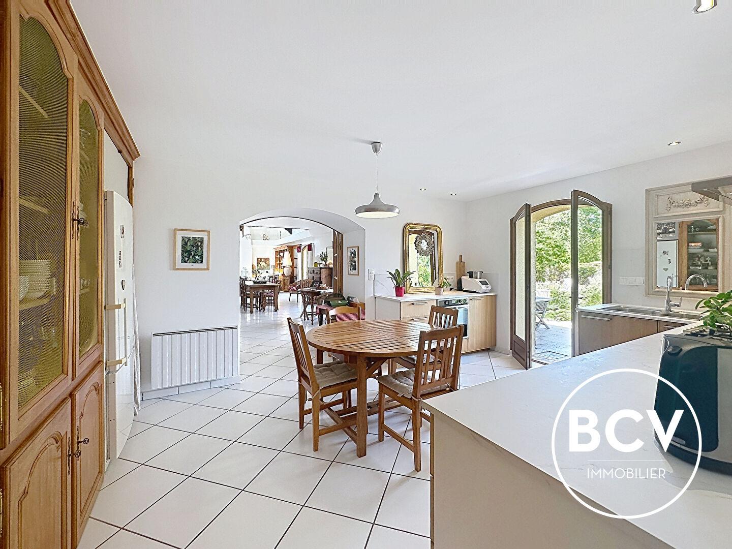 Maison T6 de 222 m² avec séjour double et grange sur terrain de 1989 m²