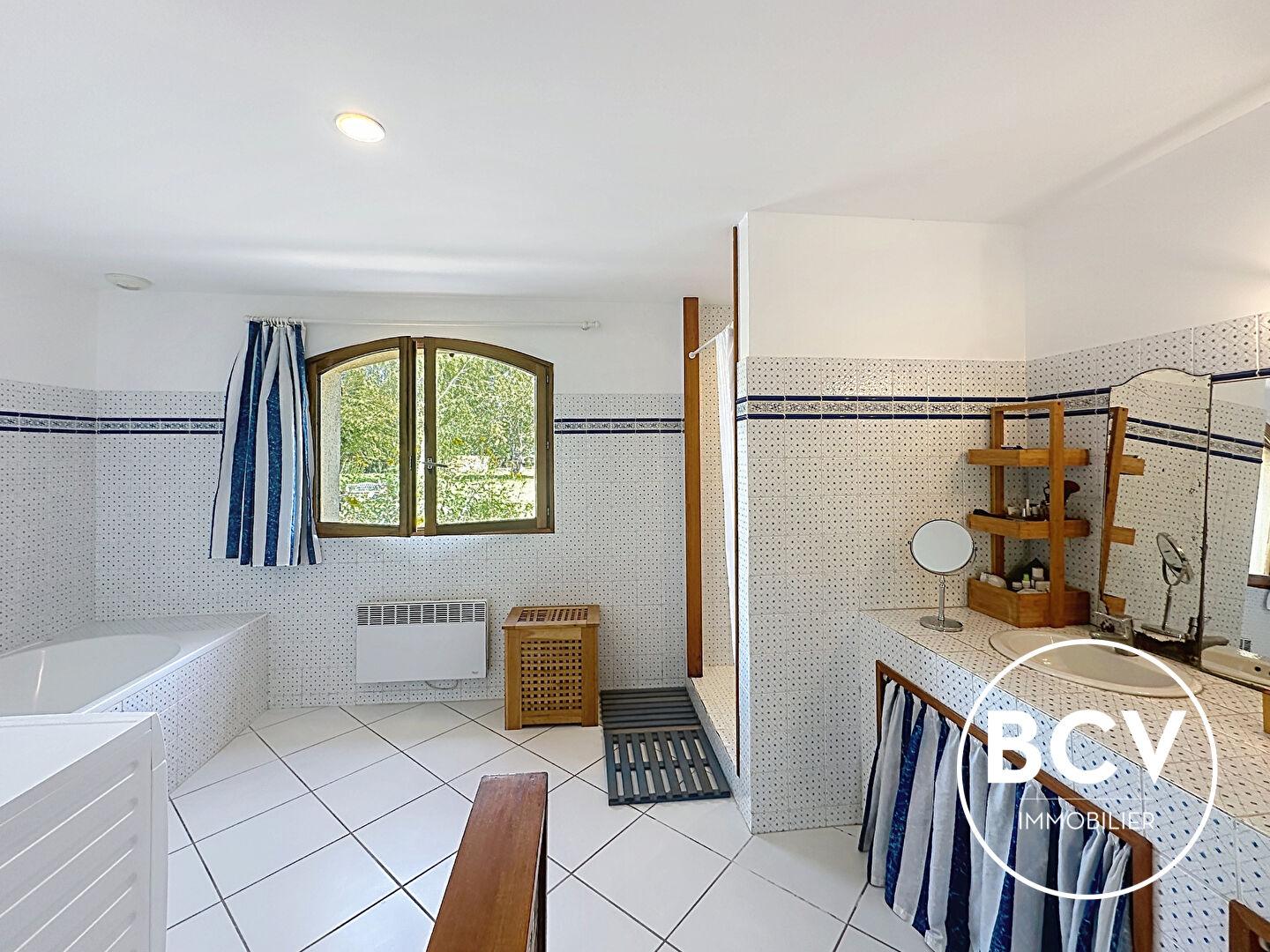Maison T6 de 222 m² avec séjour double et grange sur terrain de 1989 m²