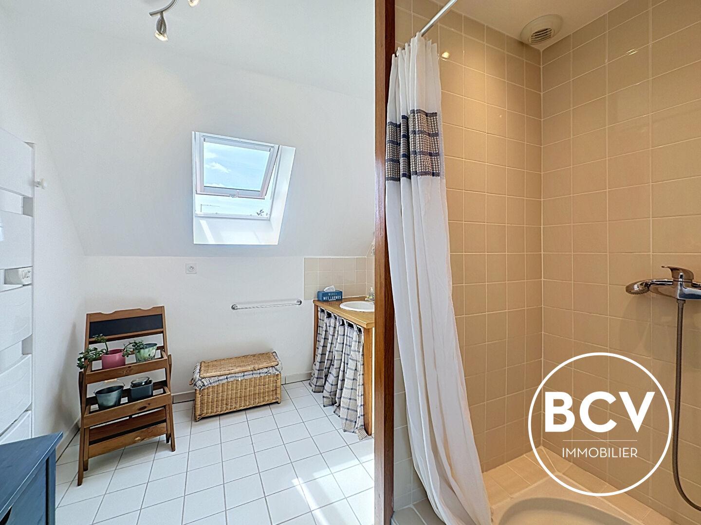 Maison T6 de 222 m² avec séjour double et grange sur terrain de 1989 m²
