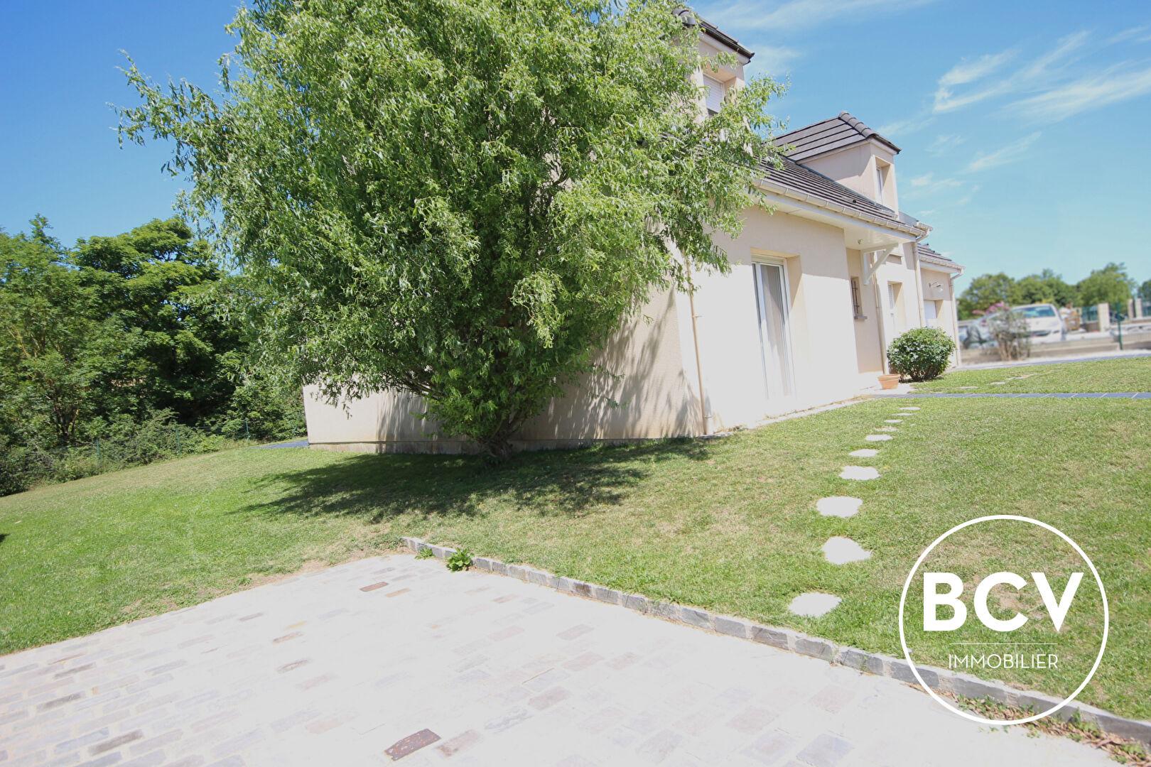 CHARTRES Maison T7 avec 5 chambre et séjour double. Garage et stationnement.