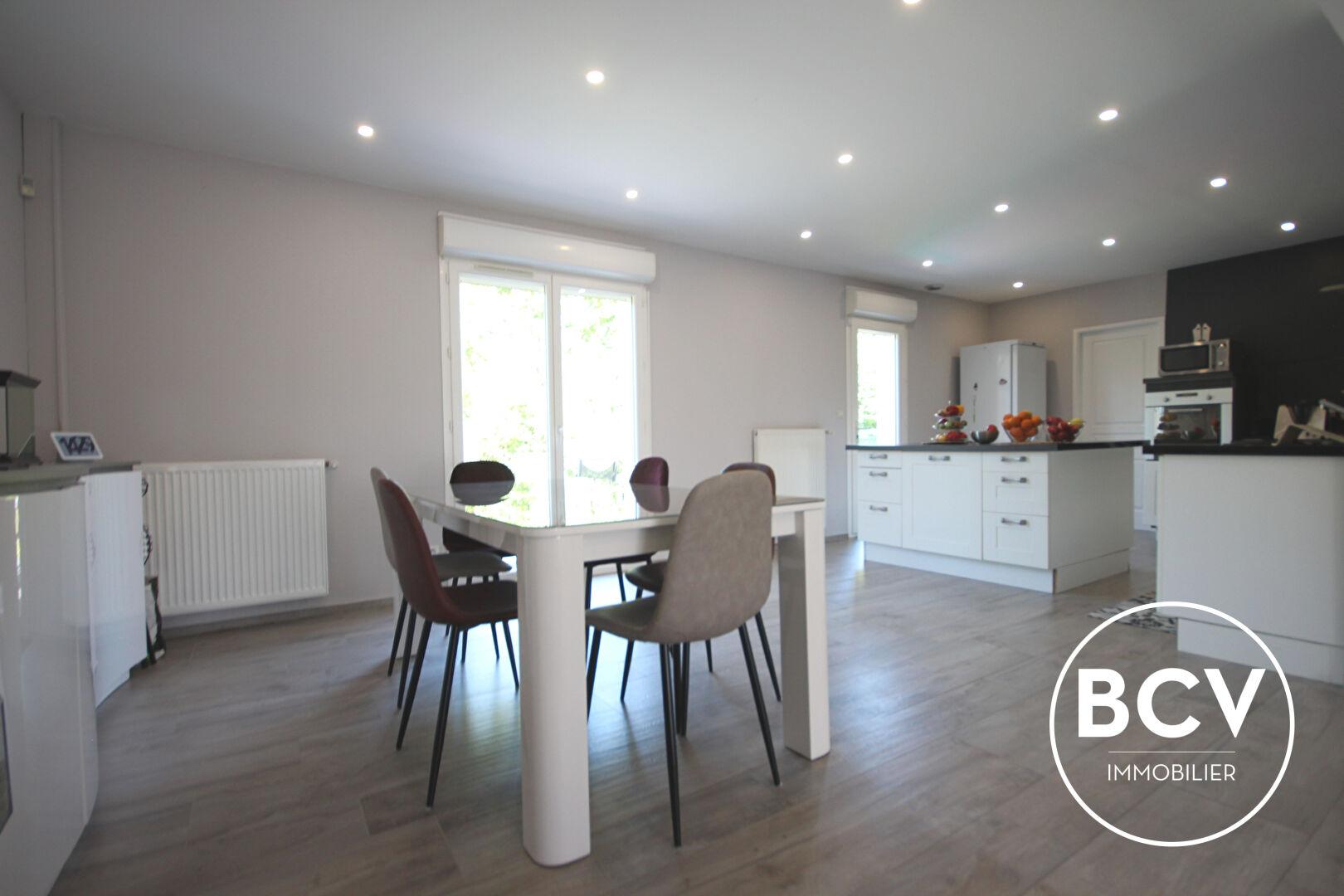 CHARTRES Maison T7 avec 5 chambre et séjour double. Garage et stationnement.