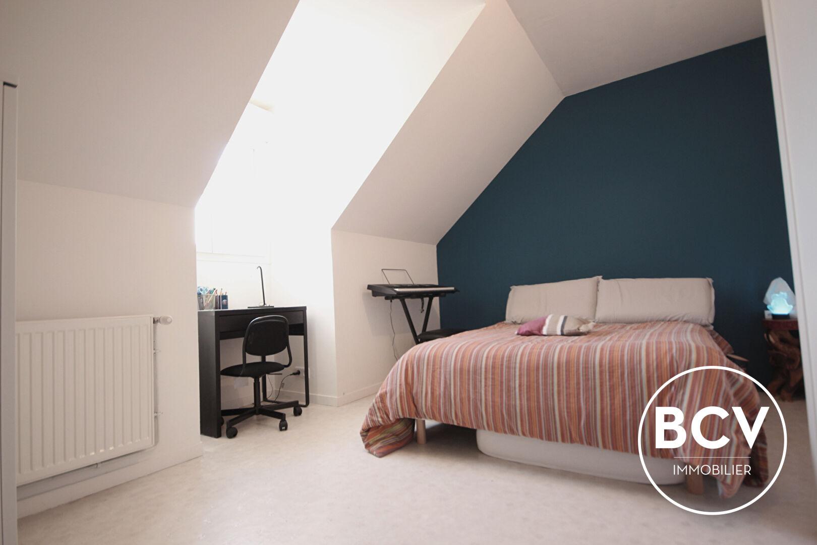 CHARTRES Maison T7 avec 5 chambre et séjour double. Garage et stationnement.