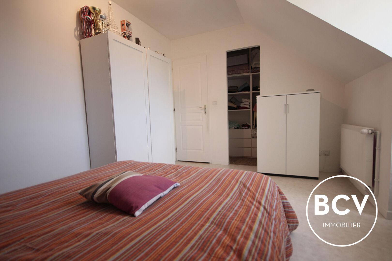 CHARTRES Maison T7 avec 5 chambre et séjour double. Garage et stationnement.