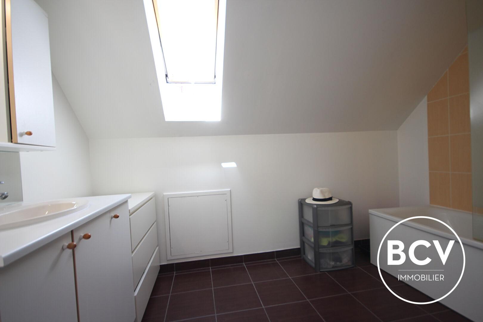 CHARTRES Maison T7 avec 5 chambre et séjour double. Garage et stationnement.